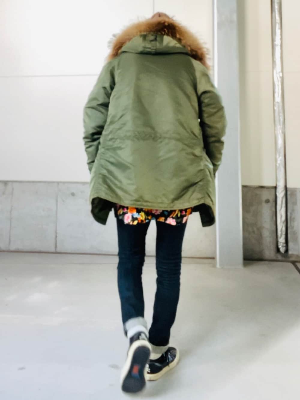 グリーン系のミリタリージャケット、その他のシャツ/ブラウス、ブラック系のデニムパンツを着用したメンズの冬コーディネートの5枚目の写真