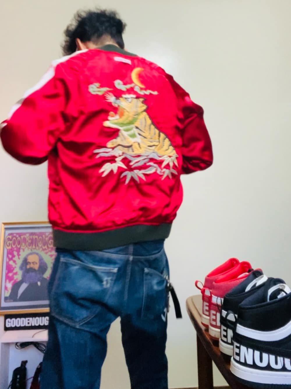 ブラック系のスカジャン、ブルー系のスウェット、ブルー系のデニムパンツを着用したメンズの冬コーディネートの2枚目の写真