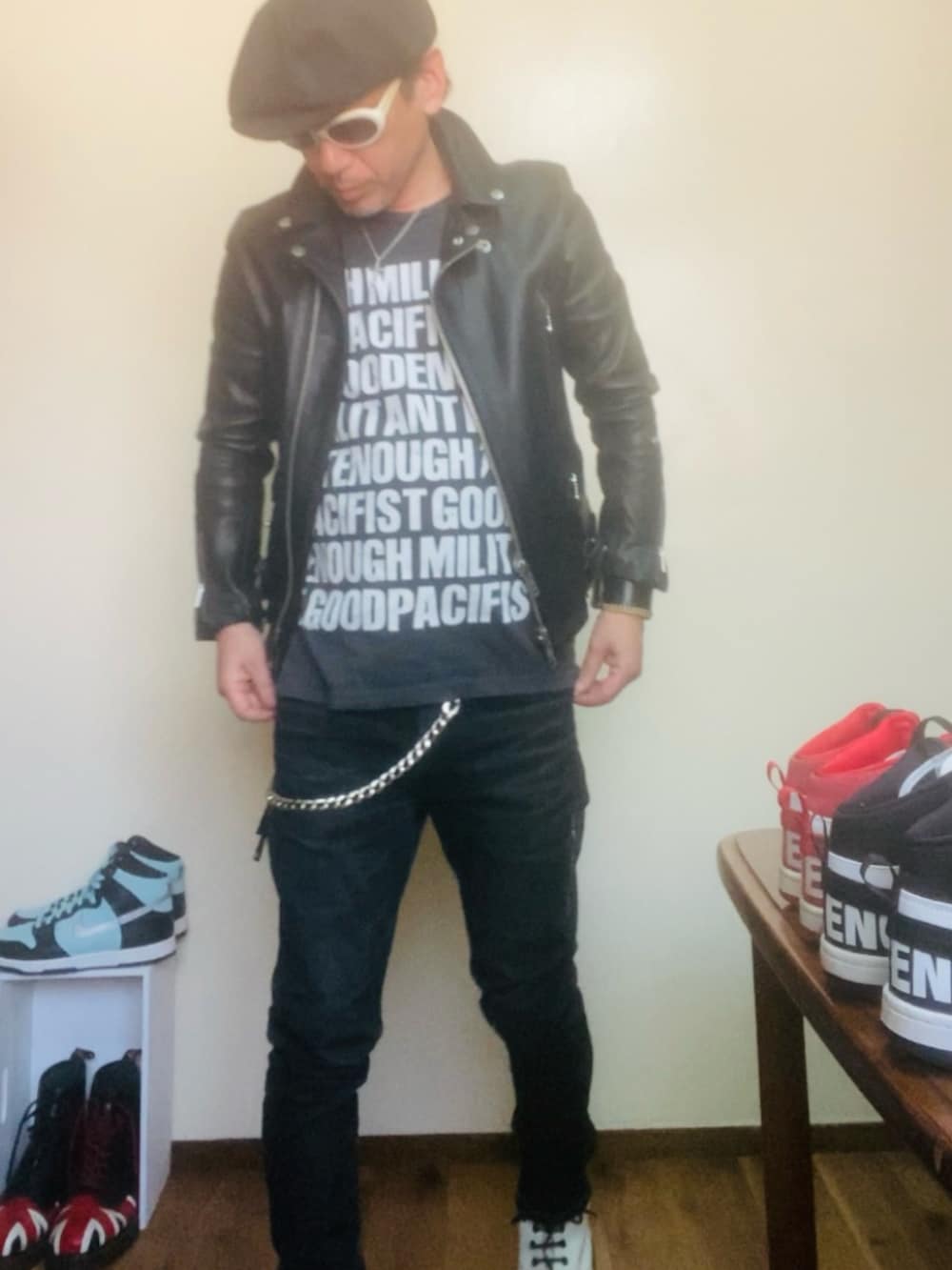 ブラック系のライダースジャケット、ブラック系のTシャツ/カットソー、ブラック系のデニムパンツを着用したメンズの春コーディネートの4枚目の写真