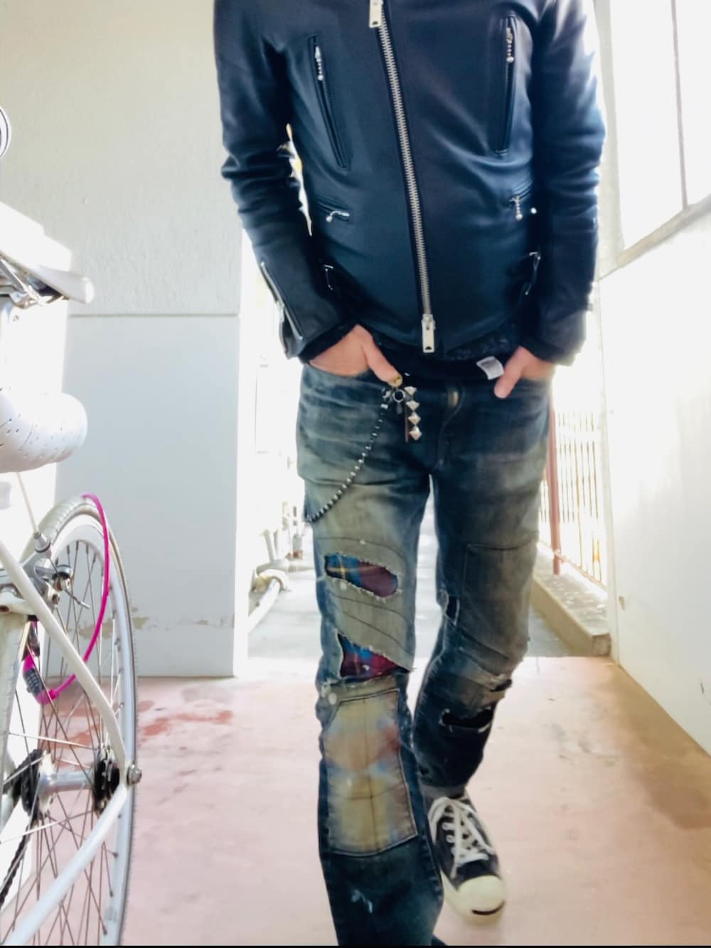 ブルー系のデニムパンツ、ブラック系のライダースジャケット、ブラック系のニット/セーターを着用したメンズの冬コーディネートの5枚目の写真