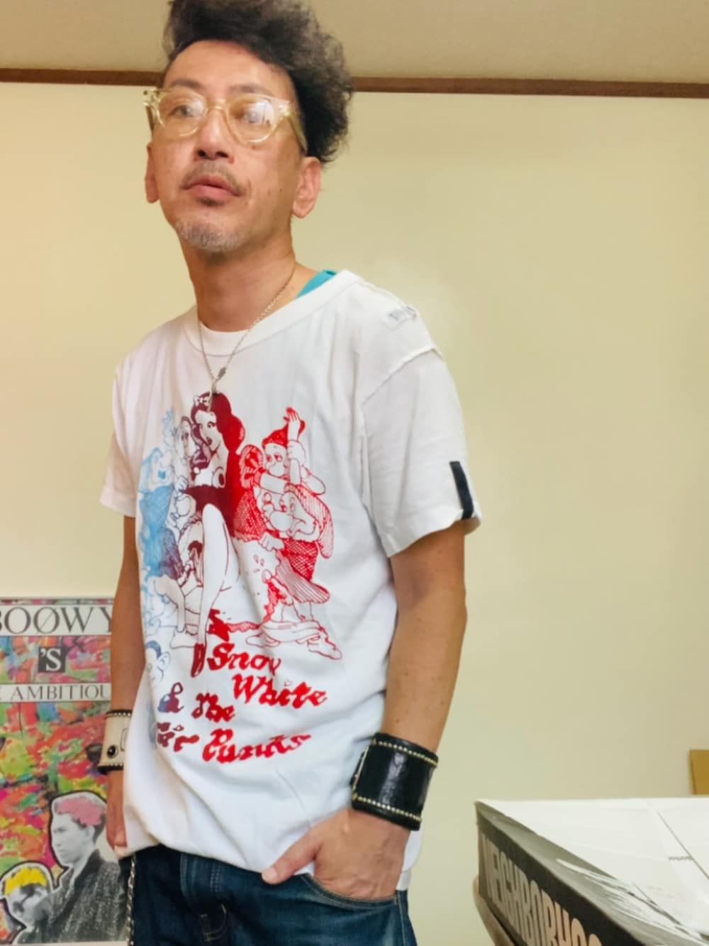 ホワイト系のTシャツ/カットソー、ブルー系のデニムパンツ、その他のスリッポンを着用したメンズの夏コーディネートの4枚目の写真