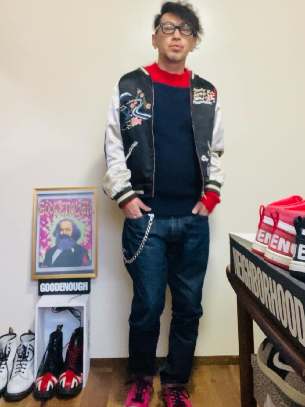 ブラック系のスカジャン、レッド系のニット/セーター、ブルー系のデニムパンツを着用したメンズの冬コーディネートの3枚目の写真