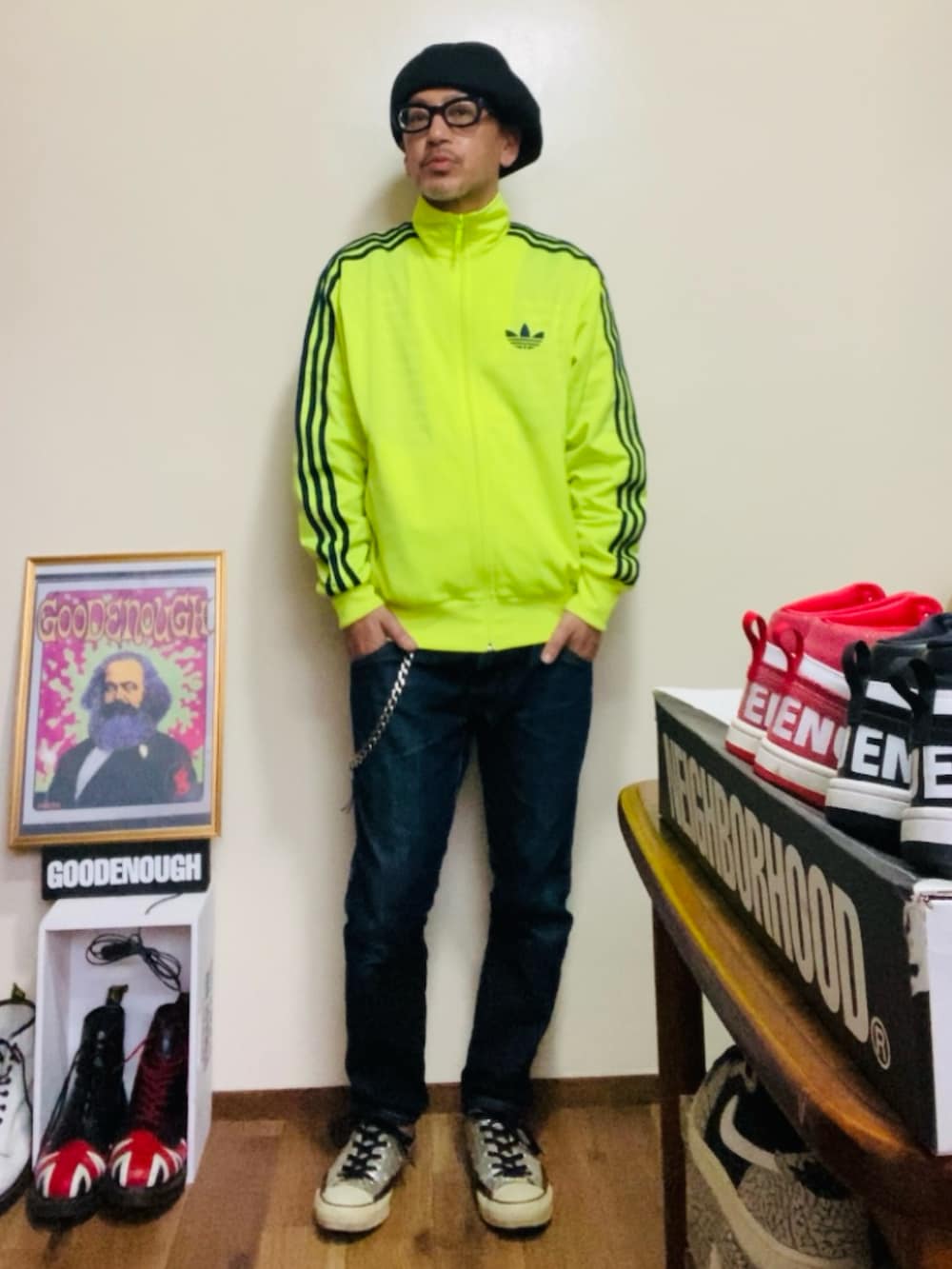 イエロー系のジャージ、ブルー系のデニムパンツ、シルバー系のスニーカーを着用したメンズの春コーディネートの2枚目の写真