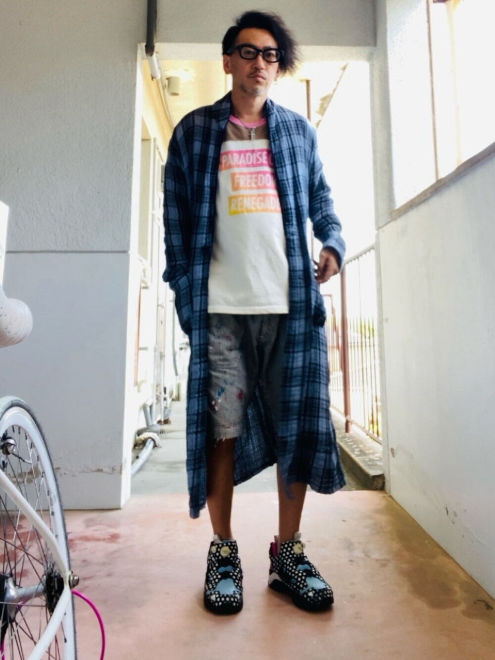 ブルー系のシャツ/ブラウス、ピンク系のTシャツ/カットソー、グレー系のデニムパンツを着用したメンズの春コーディネートの3枚目の写真