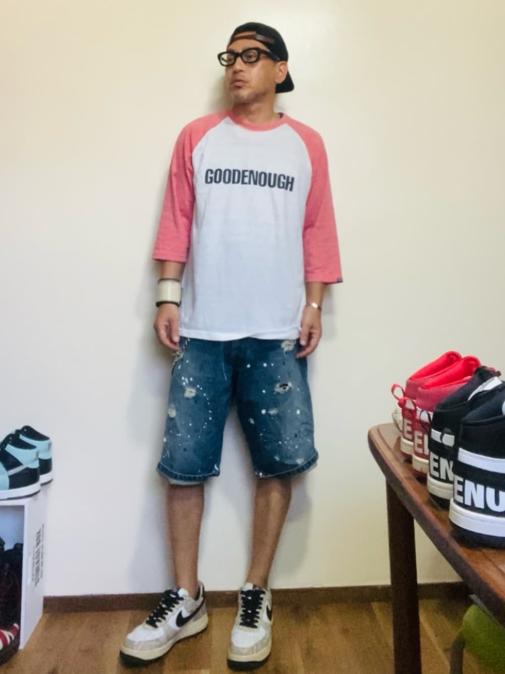 ピンク系のTシャツ/カットソー、ブルー系のデニムパンツ、ベージュ系のスニーカーを着用したメンズの夏コーディネートの2枚目の写真