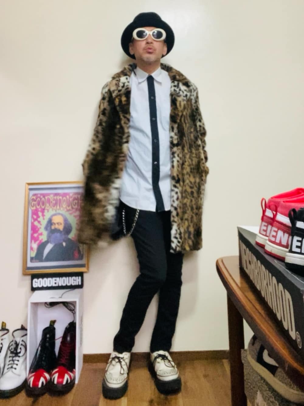 ブラウン系のムートンコート、ホワイト系のシャツ/ブラウス、ブラック系のパンツを着用したメンズの冬コーディネートの3枚目の写真