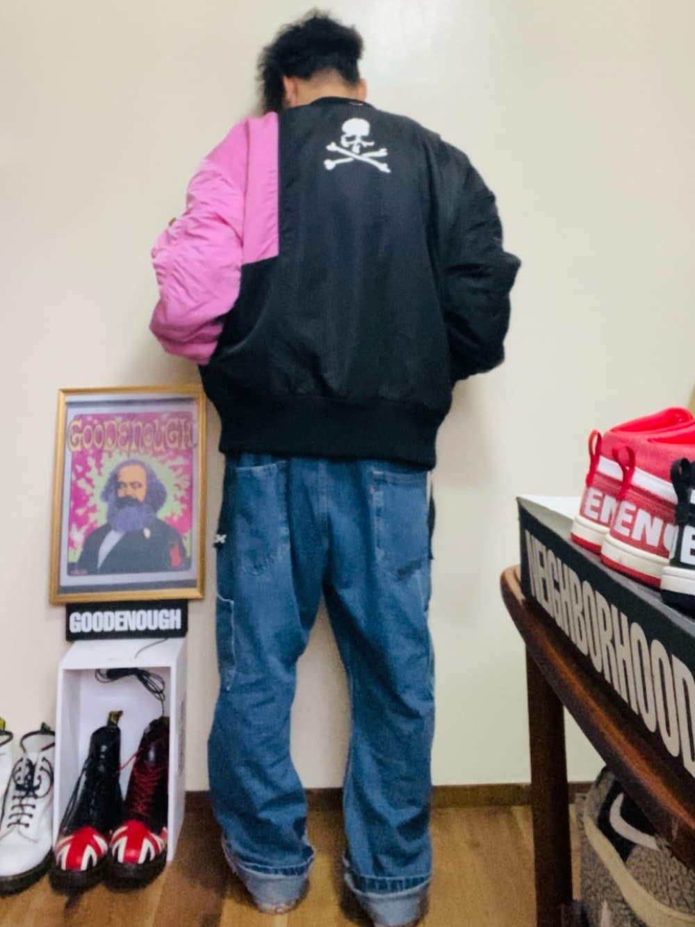 ブラック系のMA-1、ブルー系のサロペット/オーバーオール、ピンク系のニット/セーターを着用したメンズの冬コーディネートの4枚目の写真