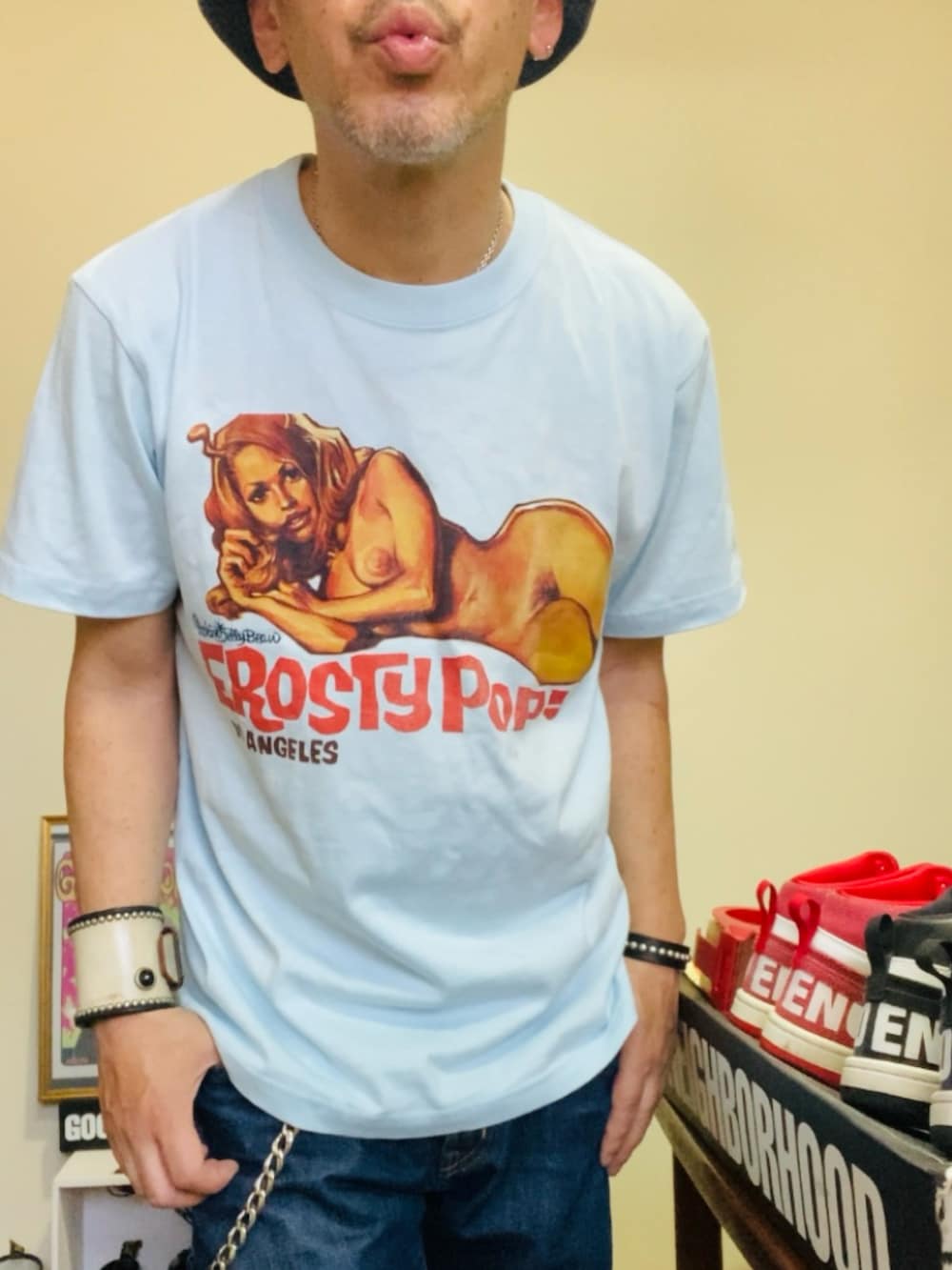 ブルー系のTシャツ/カットソー、ブルー系のデニムパンツ、ブルー系のスリッポンを着用したメンズの夏コーディネートの2枚目の写真
