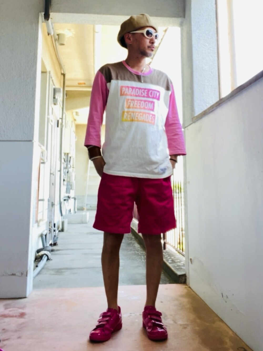 ピンク系のTシャツ/カットソー、ピンク系のその他パンツ、ピンク系のスニーカーを着用したメンズの春コーディネートの3枚目の写真