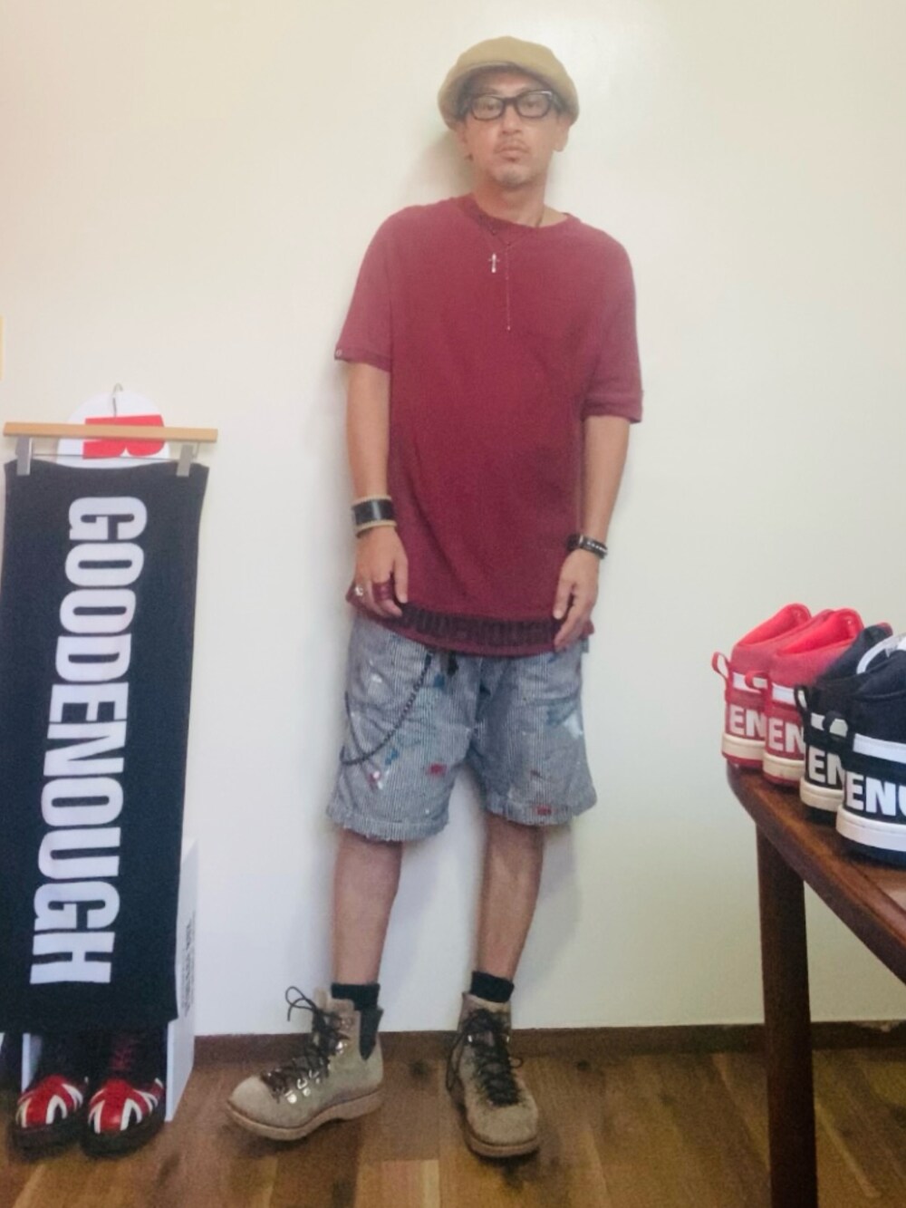 レッド系のスウェット、グレー系のデニムパンツ、ベージュ系のブーツを着用したメンズの夏コーディネートの2枚目の写真