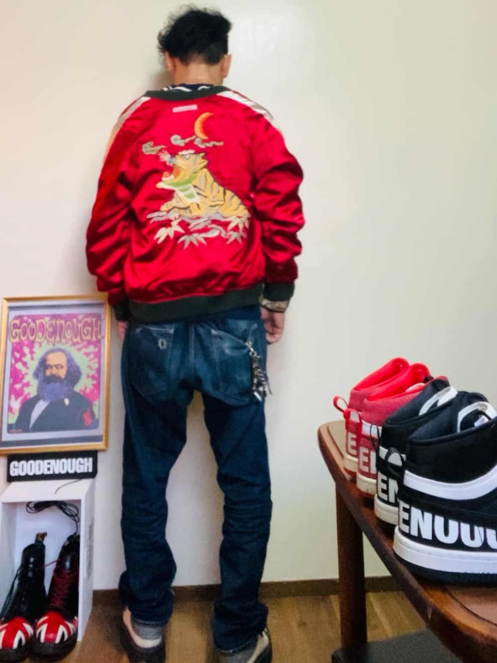 ブラック系のスカジャン、ブルー系のスウェット、ブルー系のデニムパンツを着用したメンズの冬コーディネートの4枚目の写真