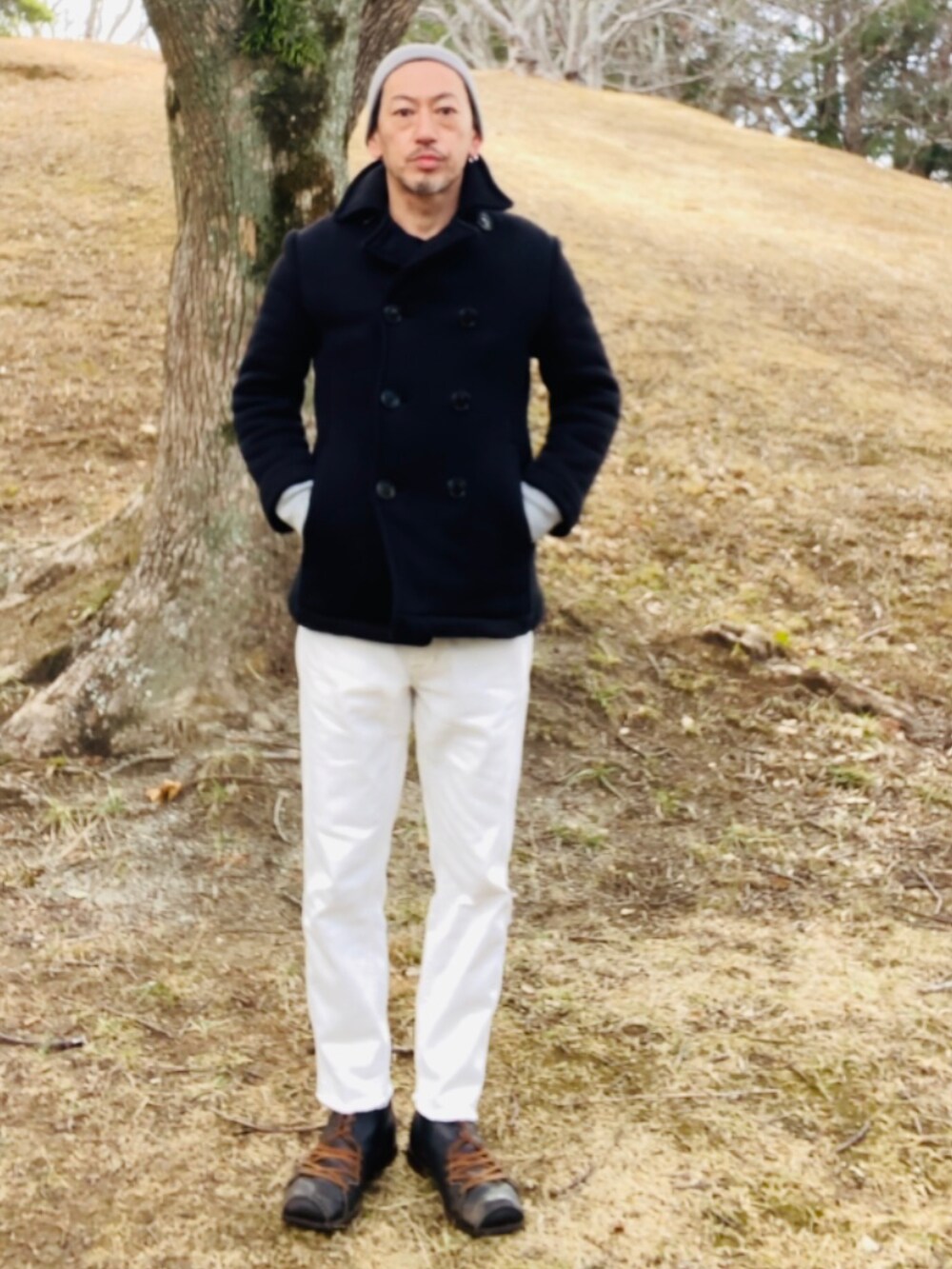 ブルー系のピーコート、グレー系のスウェット、ホワイト系のデニムパンツを着用したメンズの冬コーディネートの5枚目の写真