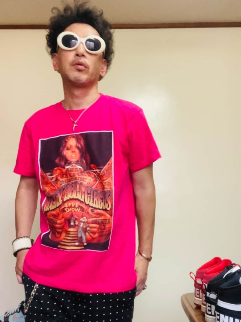 その他のスニーカー、ピンク系のTシャツ/カットソー、ブラック系のその他パンツを着用したメンズの夏コーディネートの4枚目の写真