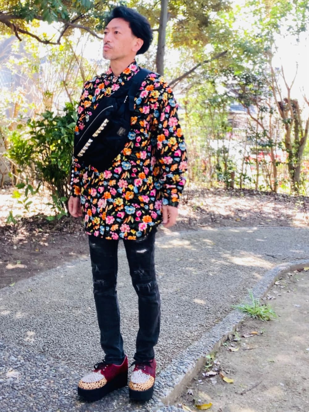 その他のシャツ/ブラウス、ブラック系のボディバッグ/ウエストポーチ、ブラック系のデニムパンツを着用したメンズの春コーディネートの5枚目の写真