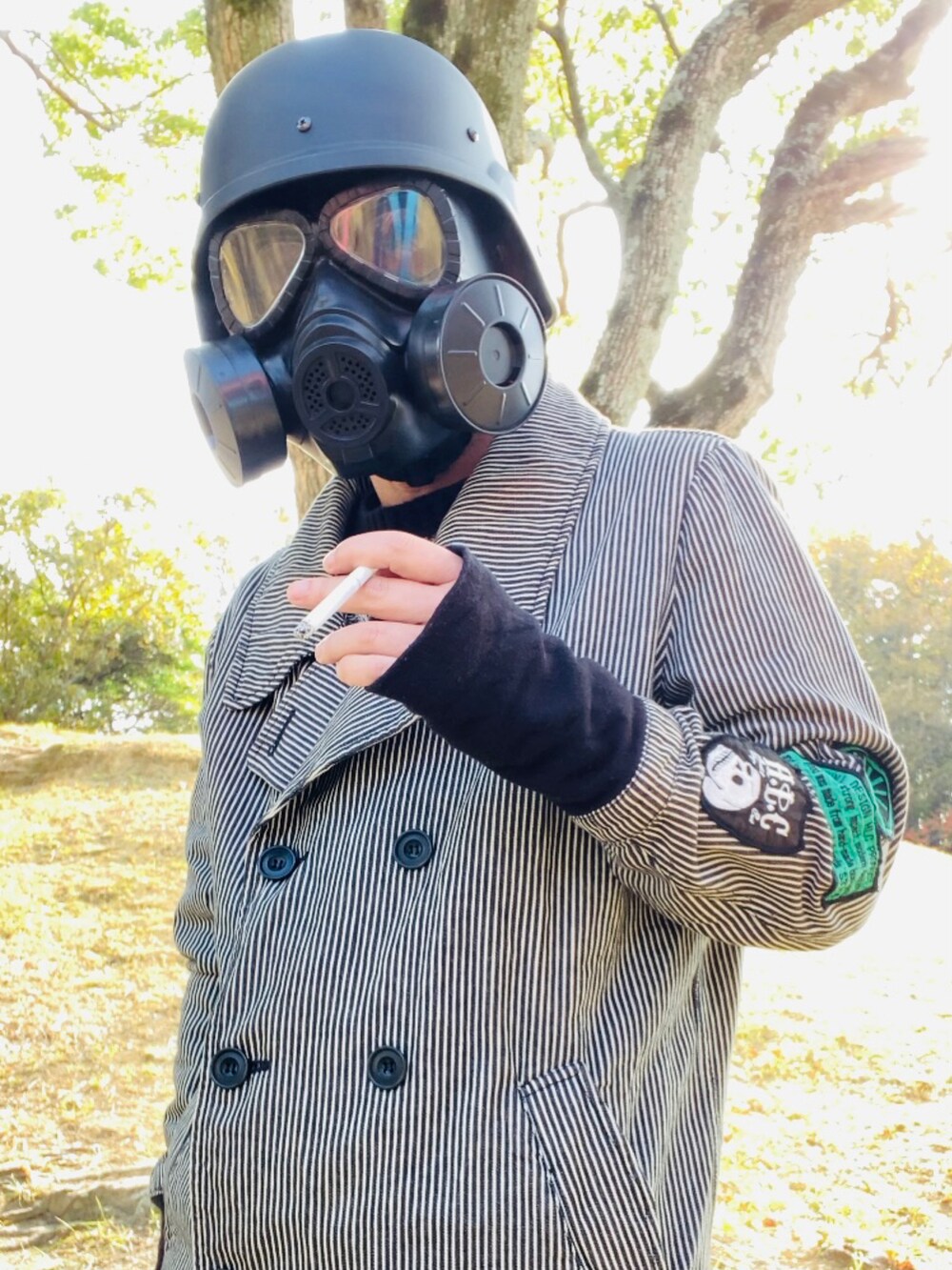 グレー系のニット/セーター、グレー系のピーコート、ブラック系のデニムパンツを着用したメンズの秋コーディネートの5枚目の写真