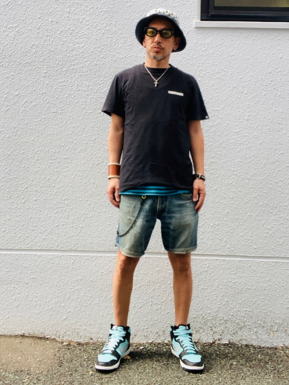 ブラック系のTシャツ/カットソー、ブルー系のその他パンツ、グリーン系のスニーカーを着用したメンズの春コーディネートの4枚目の写真