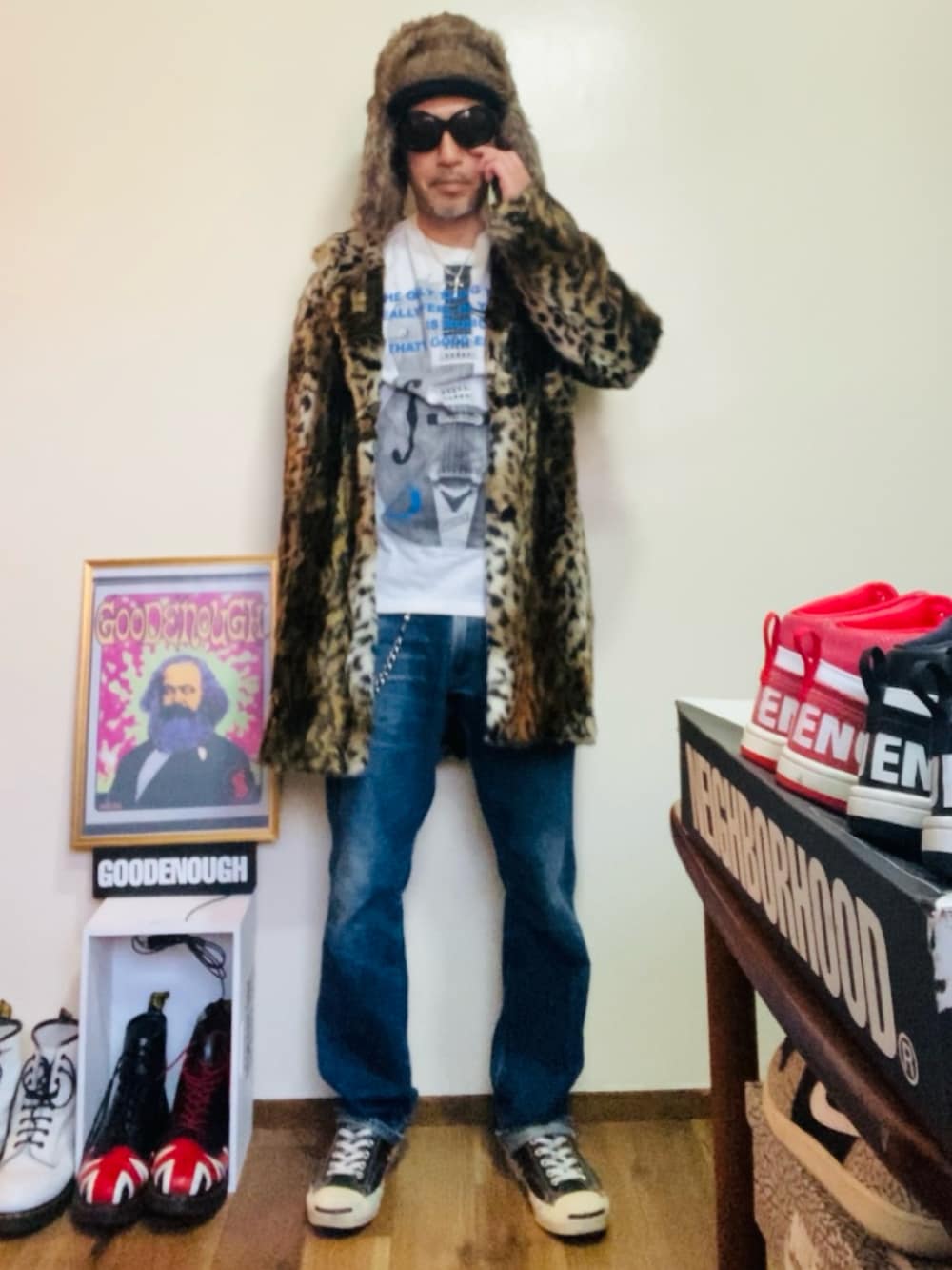 ブラウン系のムートンコート、ホワイト系のTシャツ/カットソー、ブルー系のデニムパンツを着用したメンズの冬コーディネートの2枚目の写真