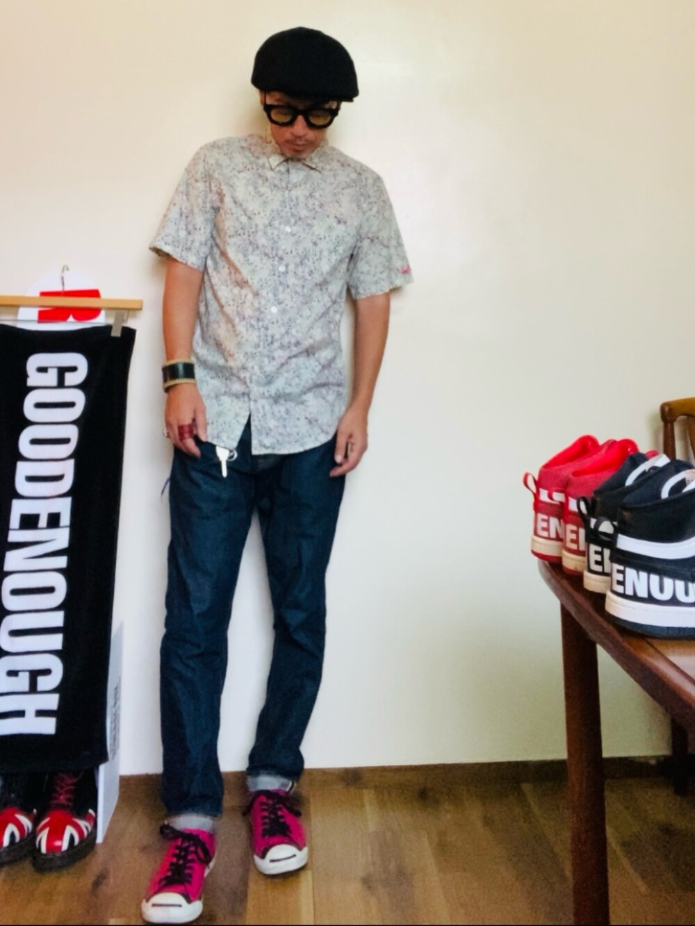 その他のシャツ/ブラウス、ブルー系のデニムパンツ、ピンク系のスニーカーを着用したメンズの夏コーディネートの4枚目の写真