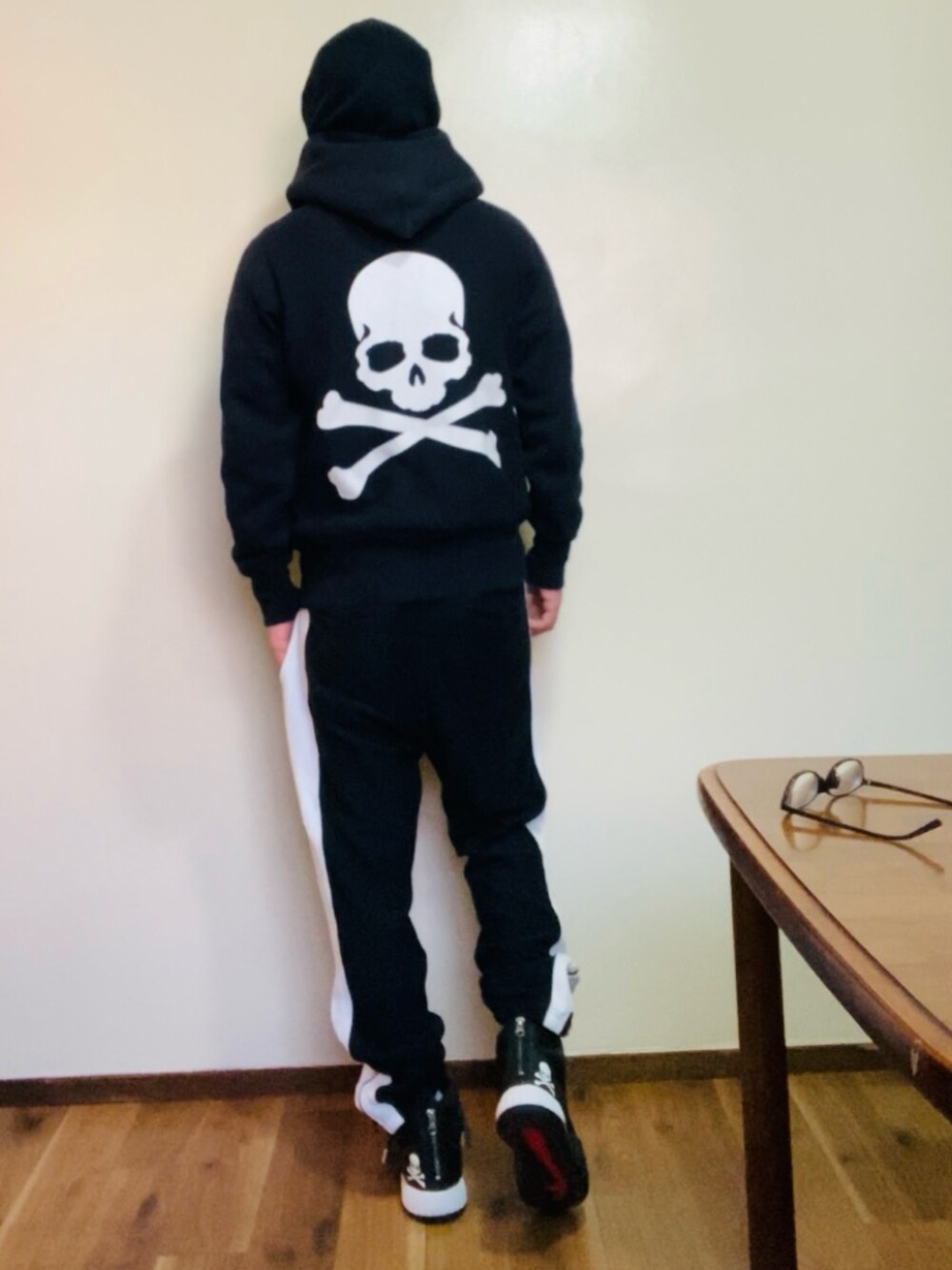 ブラック系のパーカー、ブラック系のスウェットパンツ、ブラック系のスニーカーを着用したメンズの冬コーディネートの3枚目の写真