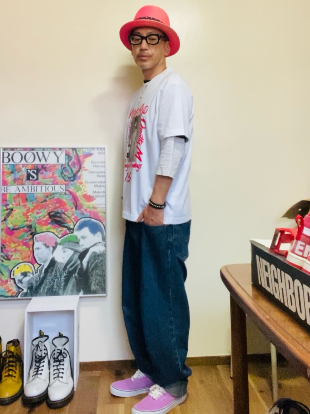 ホワイト系のTシャツ/カットソー、ブルー系のデニムパンツ、ピンク系のスニーカーを着用したメンズの夏コーディネートの3枚目の写真