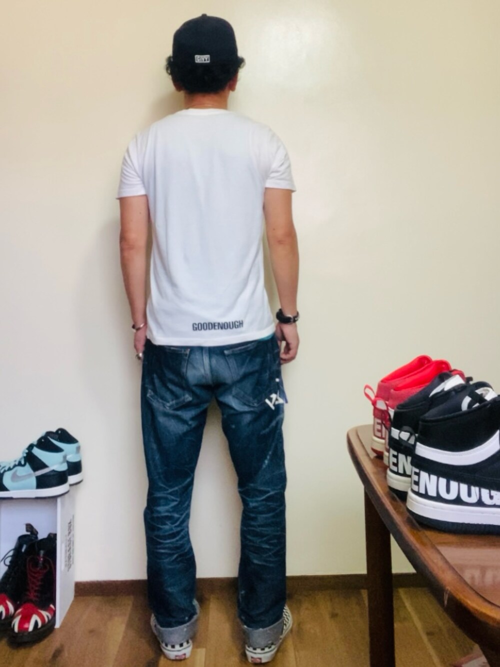 ホワイト系のスリッポン、ホワイト系のTシャツ/カットソー、ブルー系のデニムパンツを着用したメンズの夏コーディネートの2枚目の写真