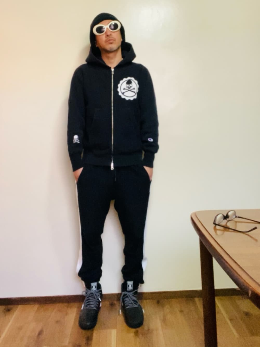 ブラック系のパーカー、ブラック系のスウェットパンツ、ブラック系のスニーカーを着用したメンズの冬コーディネートの2枚目の写真