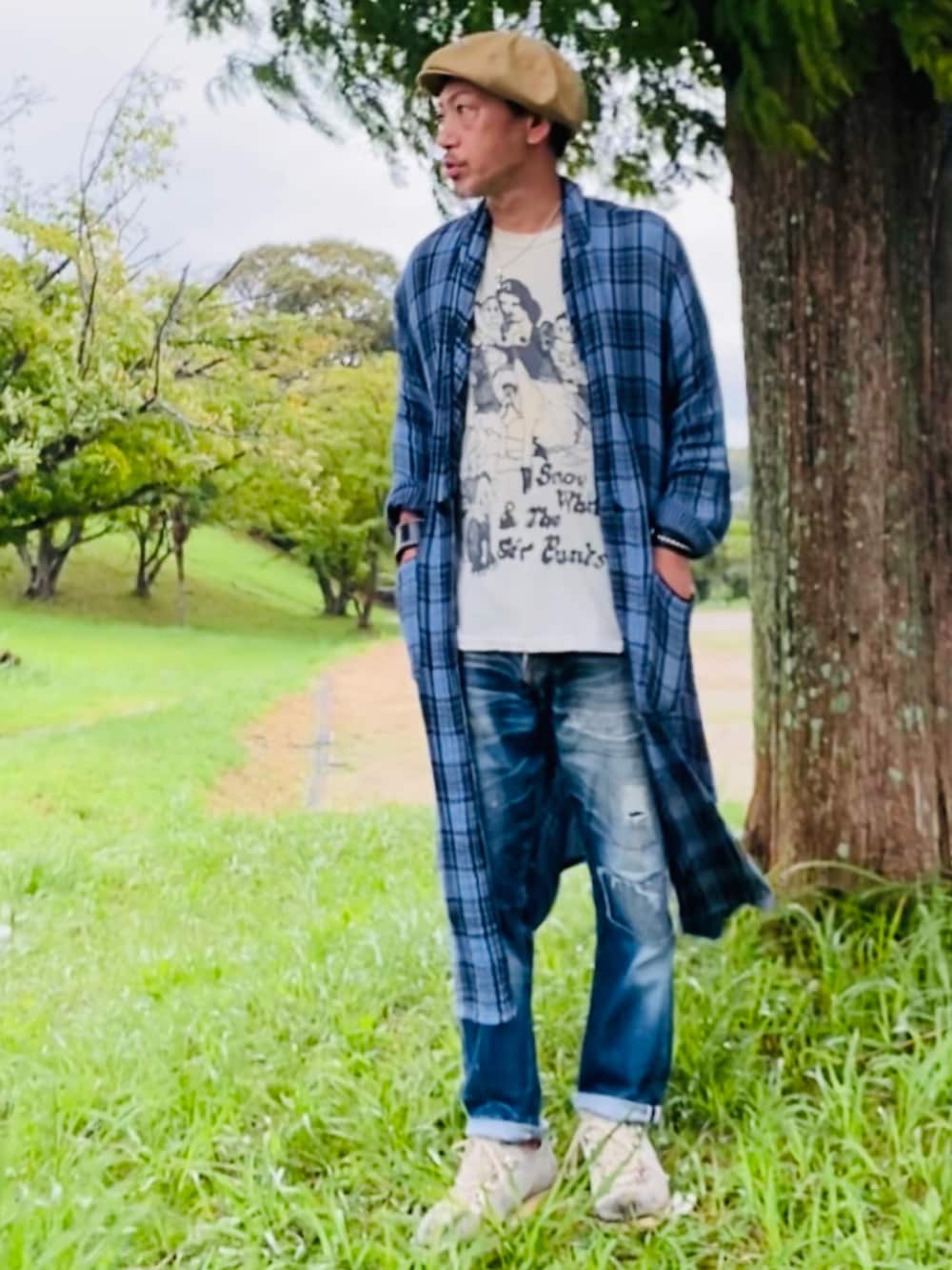 ホワイト系のTシャツ/カットソー、ブルー系のシャツ/ブラウス、ブルー系のデニムパンツを着用したメンズの秋コーディネートの2枚目の写真