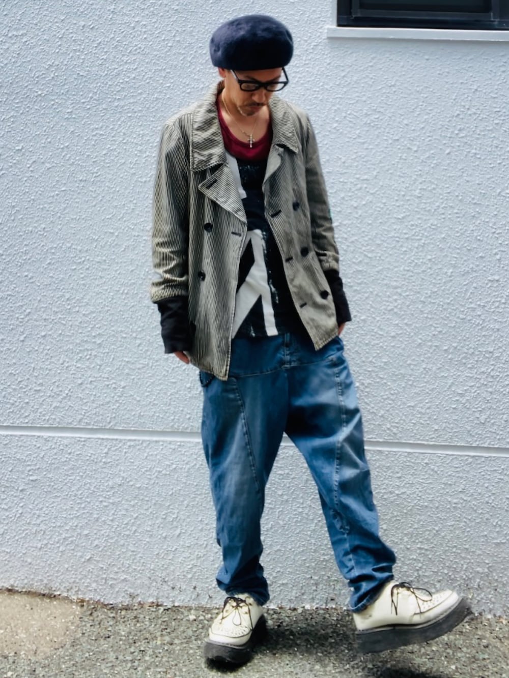 グレー系のピーコート、レッド系のタンクトップ、ブラック系のタンクトップを着用したメンズの春コーディネートの3枚目の写真