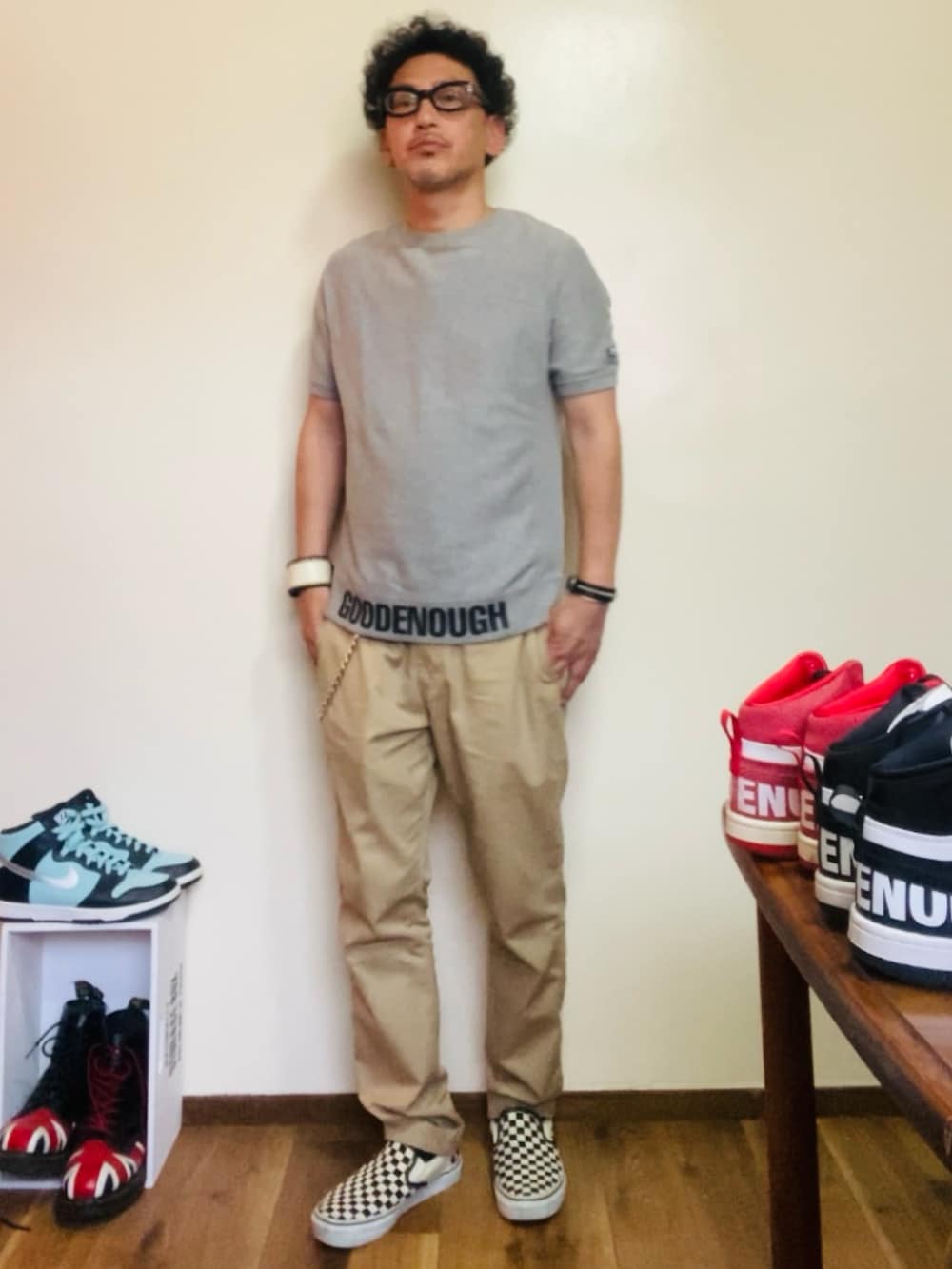 グレー系のスウェット、ベージュ系のチノパンツ、ホワイト系のスリッポンを着用したメンズの夏コーディネートの2枚目の写真