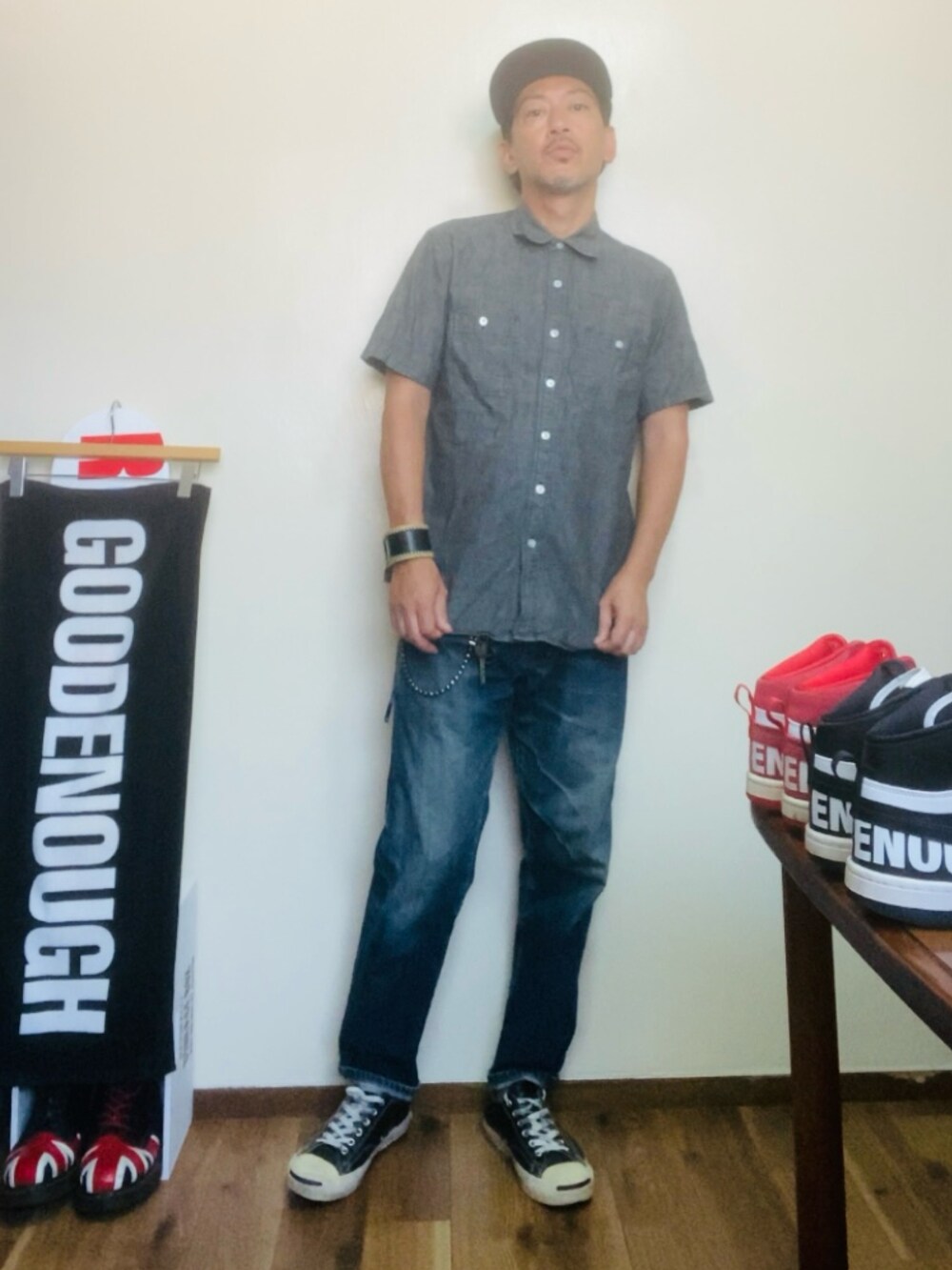 グレー系のシャツ/ブラウス、ブルー系のデニムパンツ、ブラック系のスニーカーを着用したメンズの夏コーディネートの4枚目の写真