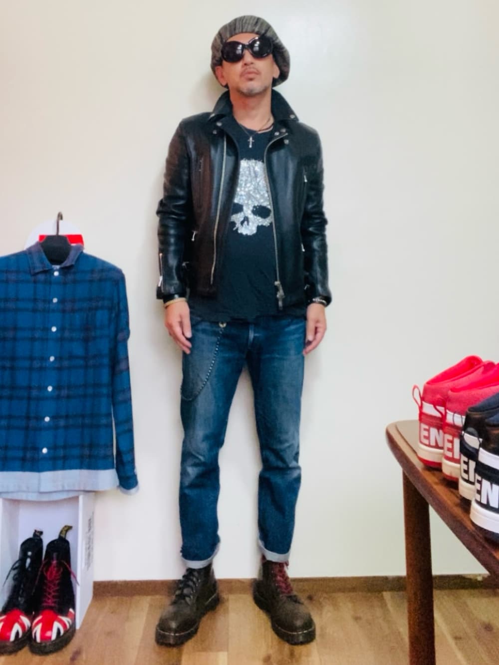 ブラック系のTシャツ/カットソー、ブラック系のライダースジャケット、ブルー系のデニムパンツを着用したメンズの秋コーディネートの3枚目の写真