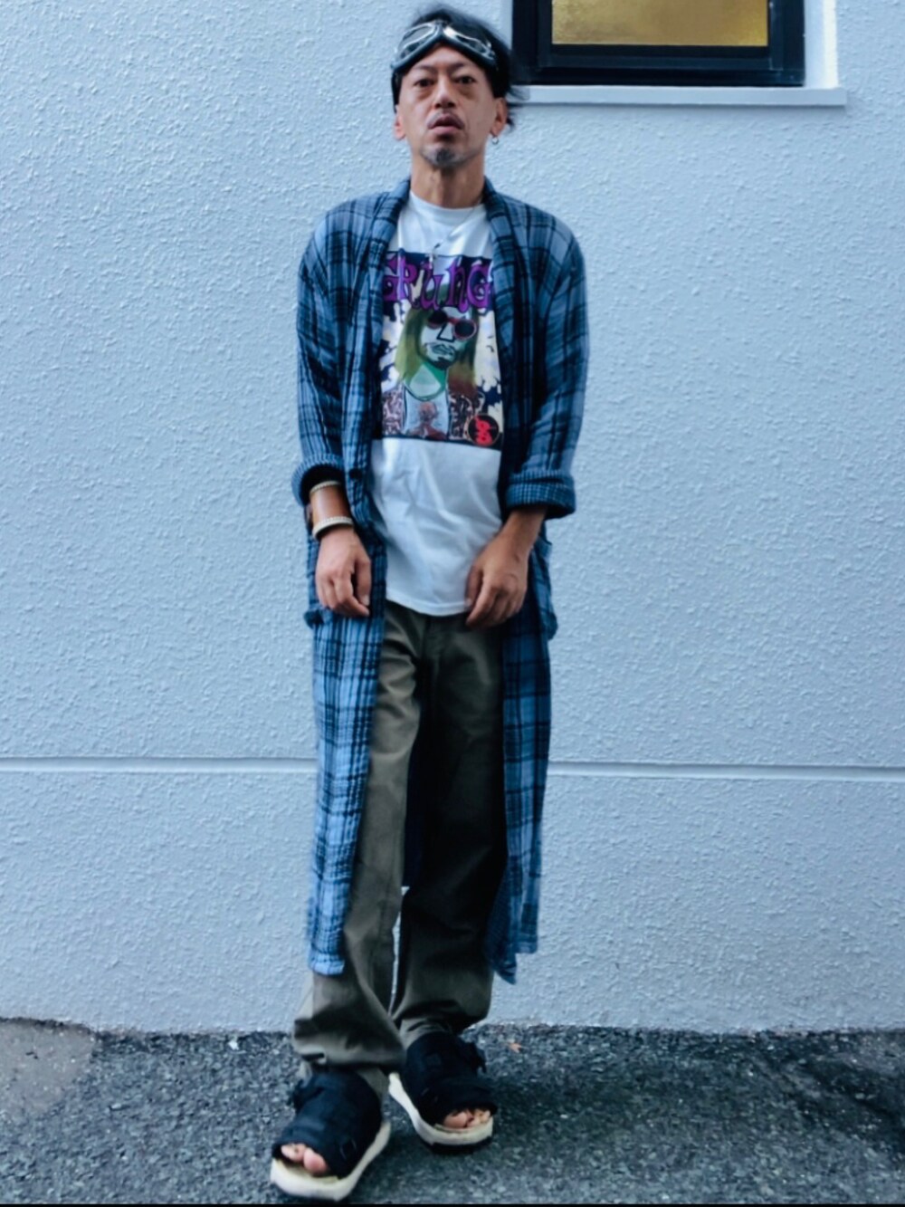 ブルー系のシャツ/ブラウス、ホワイト系のTシャツ/カットソー、グリーン系のカーゴパンツを着用したメンズの夏コーディネートの5枚目の写真