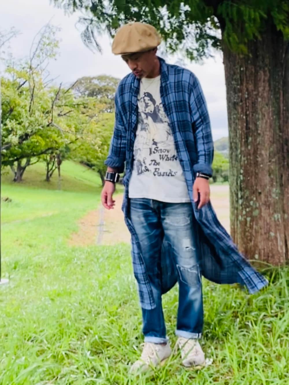 ホワイト系のTシャツ/カットソー、ブルー系のシャツ/ブラウス、ブルー系のデニムパンツを着用したメンズの秋コーディネートの3枚目の写真