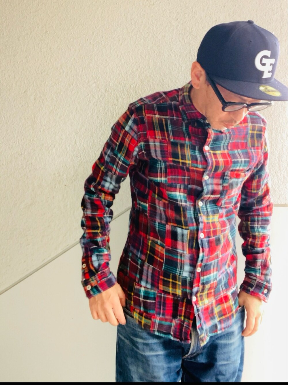 その他のシャツ/ブラウス、ブルー系のデニムパンツ、ブラック系のスニーカーを着用したメンズの春コーディネートの2枚目の写真