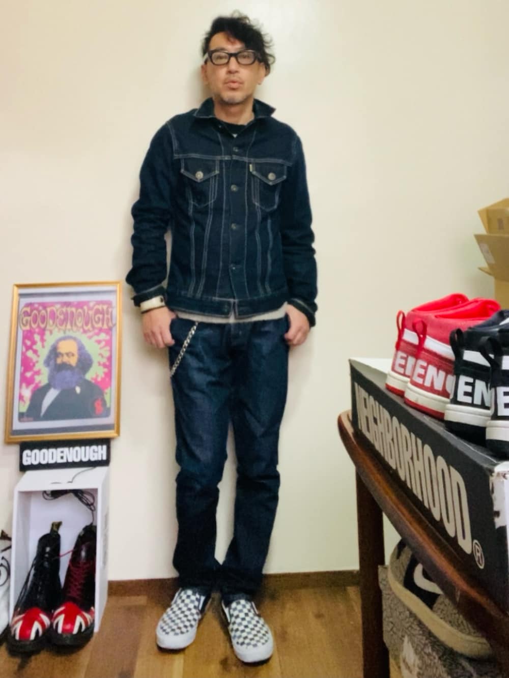 ブルー系のデニムジャケット、ブルー系のデニムパンツ、ブルー系のスリッポンを着用したメンズの冬コーディネートの2枚目の写真