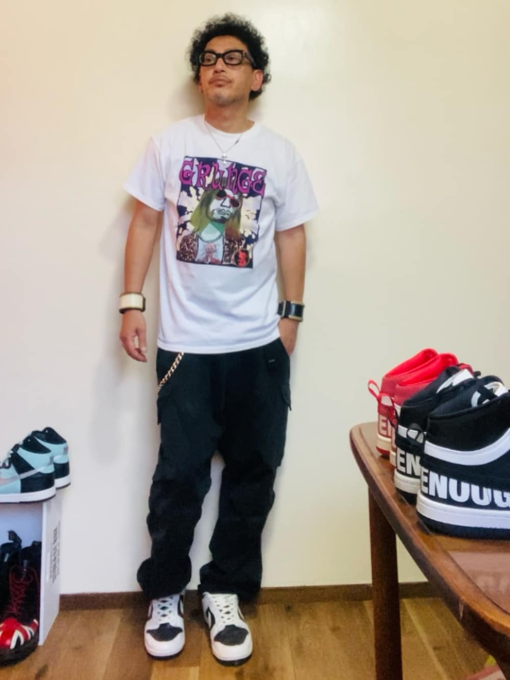 ホワイト系のTシャツ/カットソー、ブラック系のカーゴパンツ、ホワイト系のスニーカーを着用したメンズの夏コーディネートの2枚目の写真