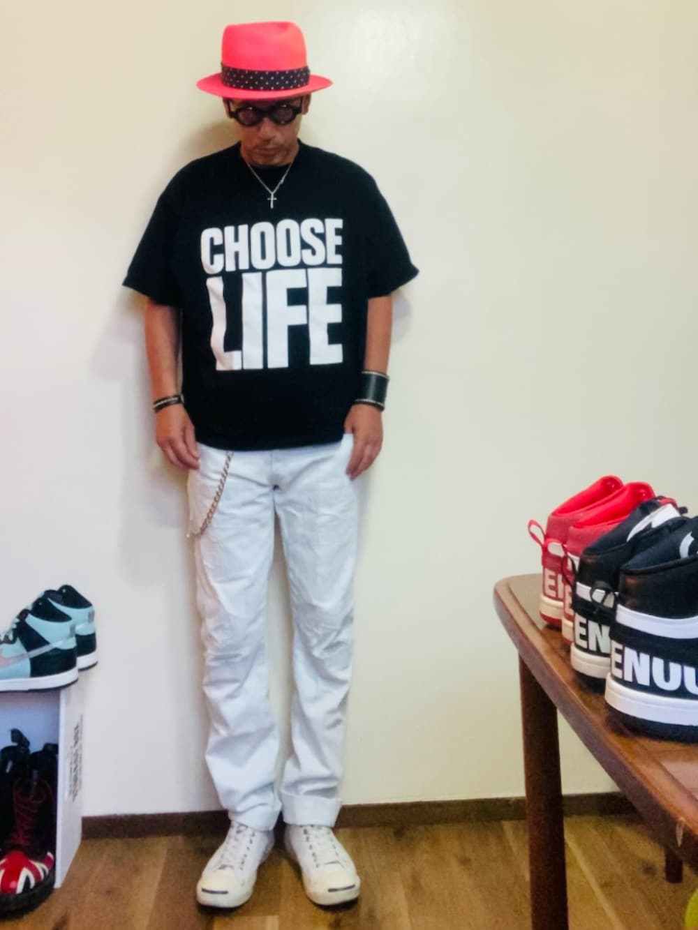 ブラック系のTシャツ/カットソー、ホワイト系のデニムパンツ、ホワイト系のスニーカーを着用したメンズの夏コーディネートの5枚目の写真