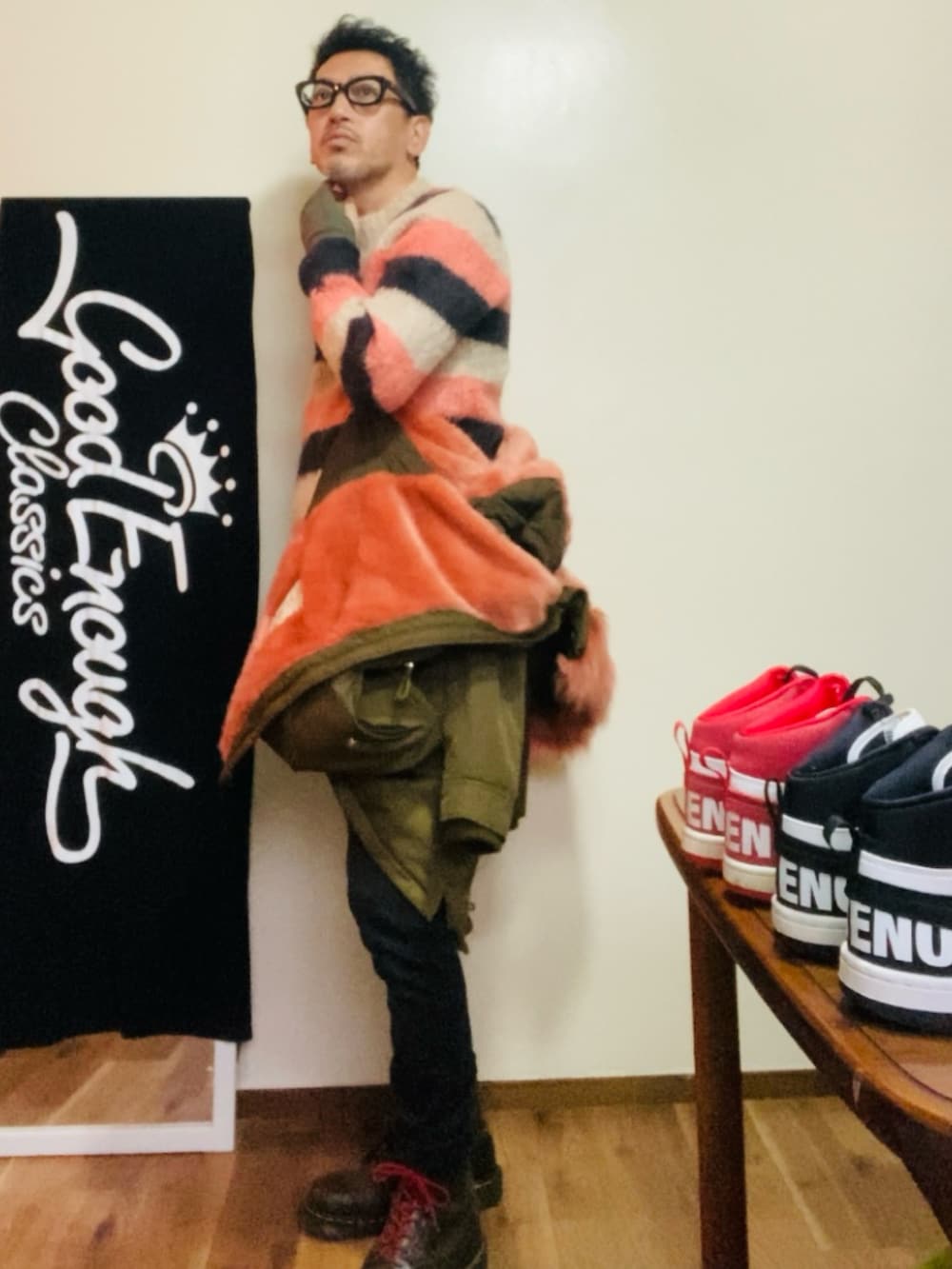 グリーン系のモッズコート、ピンク系のニット/セーター、ブラック系のパンツを着用したメンズの冬コーディネートの2枚目の写真