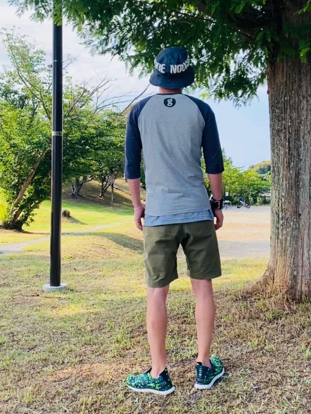 「ラグラン、ラグランTシャツ、グラミチ、エアウーブン、バケットハット、サングラス、春夏コーデ」｜「GOODENOUGHのアイテム（ハット、ブルー系）」を使った、GOODMAN®️さん（メンズ・168cm）の夏コーディネートの3枚目の写真
