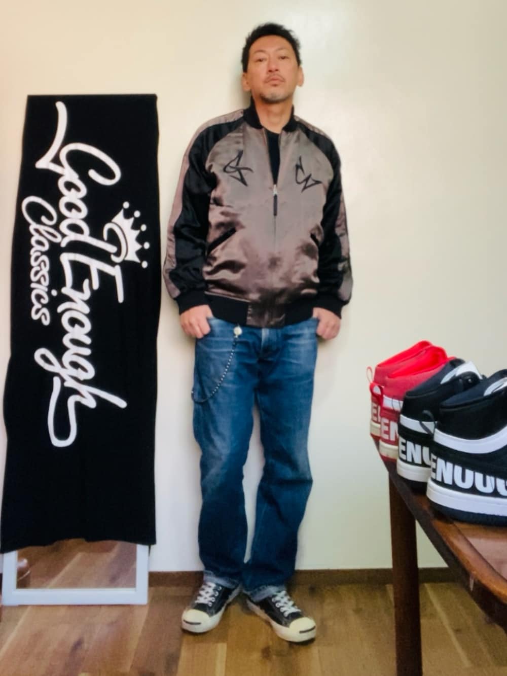 ブラック系のスカジャン、ブルー系のデニムパンツ、ブラック系のスニーカーを着用したメンズの冬コーディネートの2枚目の写真