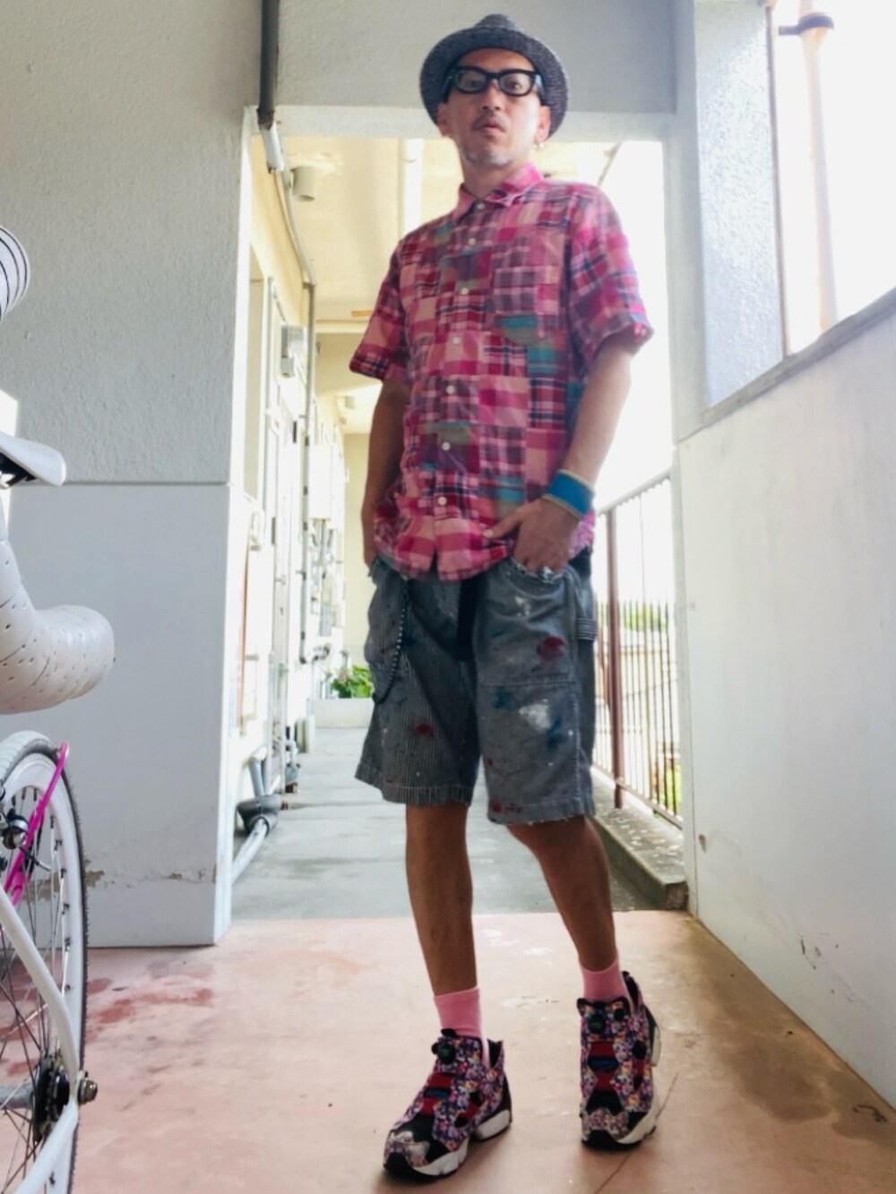 ピンク系のシャツ/ブラウス、グレー系のデニムパンツ、その他のスニーカーを着用したメンズの夏コーディネートの4枚目の写真