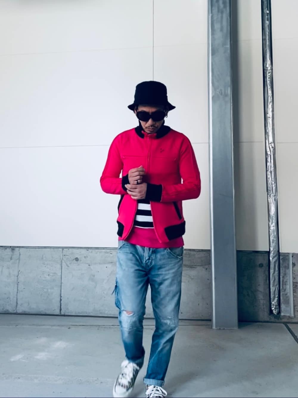 ピンク系のジャージ、ブルー系のデニムパンツ、ピンク系のTシャツ/カットソーを着用したメンズの春コーディネートの5枚目の写真