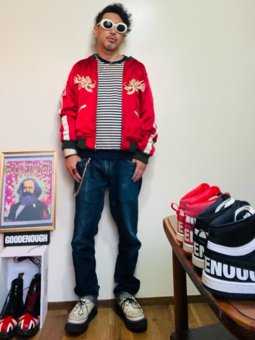 ブラック系のスカジャン、ブルー系のスウェット、ブルー系のデニムパンツを着用したメンズの冬コーディネートの5枚目の写真