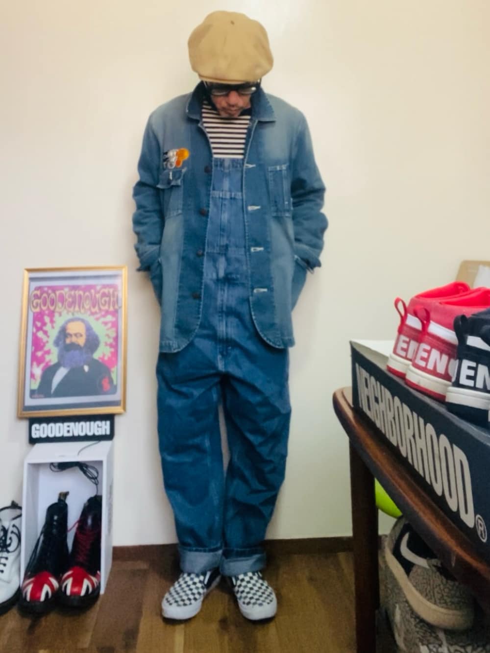 ブルー系のサロペット/オーバーオール、ブルー系のカバーオール、ブルー系のスリッポンを着用したメンズの春コーディネートの3枚目の写真