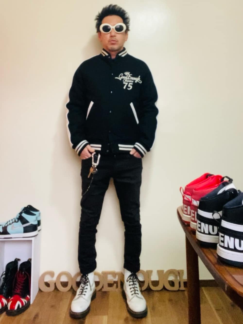 ブラック系のスタジャン、ブラック系のパンツ、ホワイト系のブーツを着用したメンズの冬コーディネートの3枚目の写真