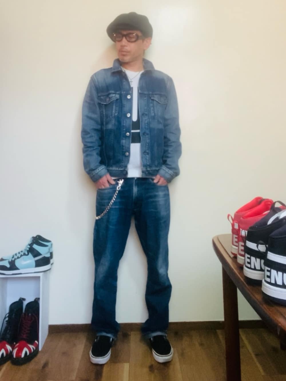 ブルー系のデニムジャケット、ホワイト系のスウェット、ブルー系のデニムパンツを着用したメンズの春コーディネートの2枚目の写真