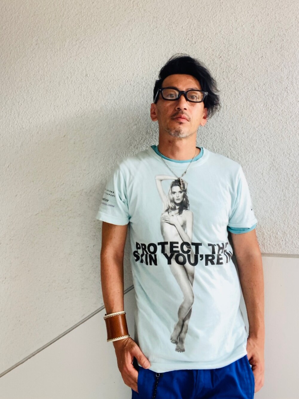 ブルー系のTシャツ/カットソー、ブルー系のその他パンツ、その他のスリッポンを着用したメンズの夏コーディネートの5枚目の写真