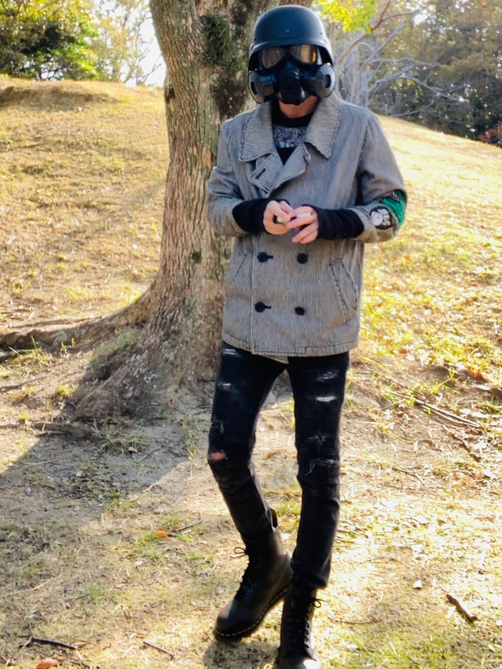 グレー系のピーコート、ブラック系のデニムパンツ、グレー系のニット/セーターを着用したメンズの秋コーディネートの5枚目の写真