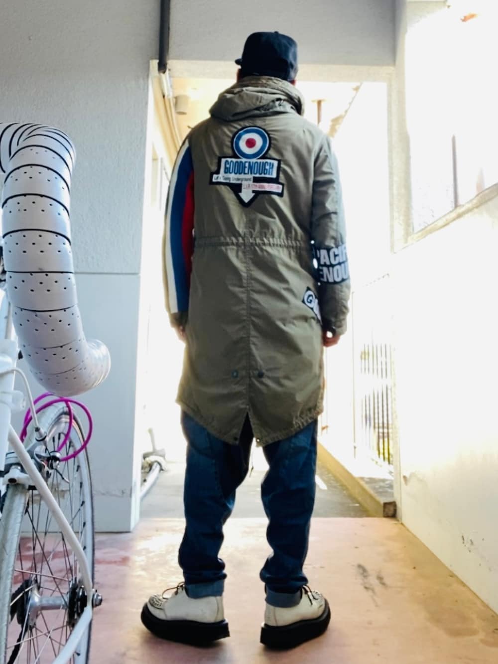 グリーン系のモッズコート、ブルー系のデニムパンツ、ホワイト系のその他シューズを着用したメンズの秋コーディネートの4枚目の写真