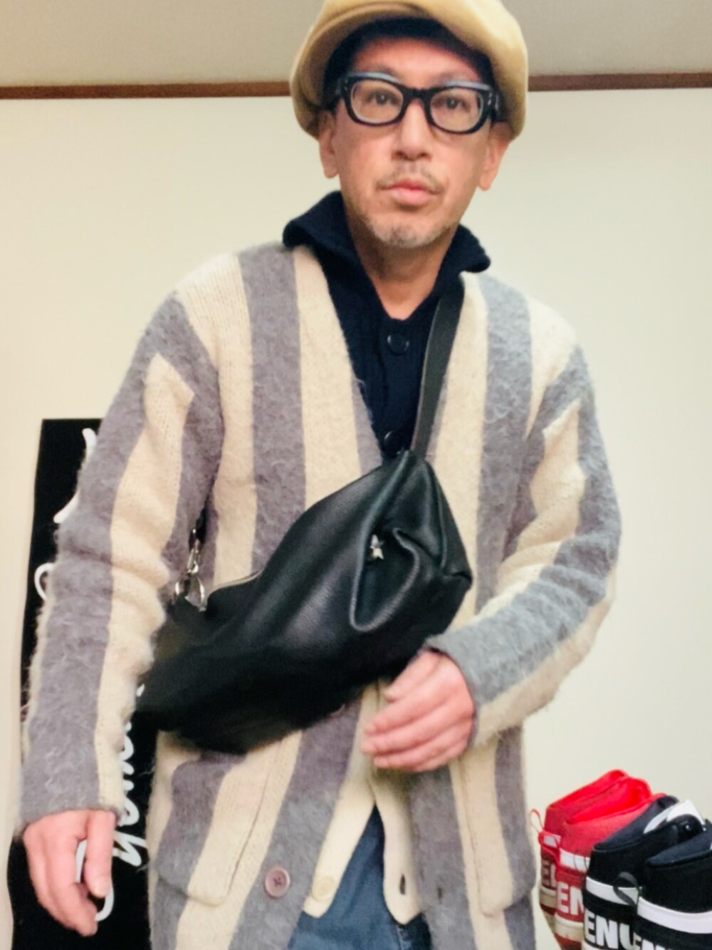 ブルー系のカーディガン/ボレロ、グレー系のカーディガン/ボレロ、ブルー系のデニムパンツを着用したメンズの冬コーディネートの4枚目の写真